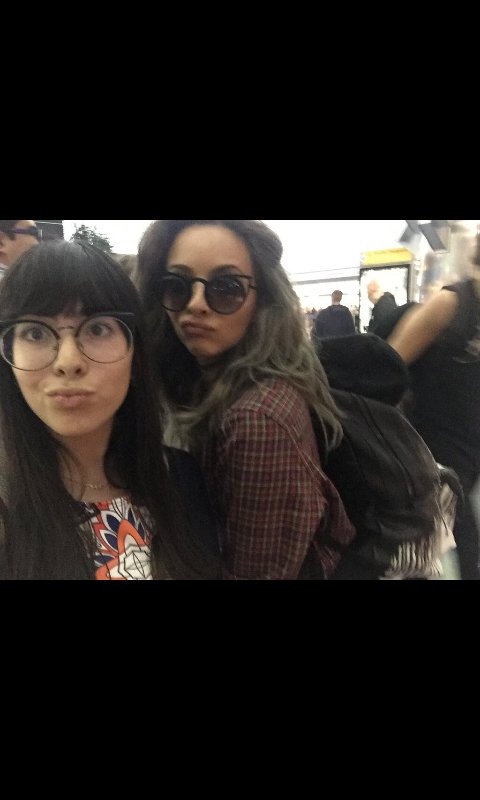 Peru_LittleMix's tweet photo. Jade con fans en el aeropuerto de New York el día de hoy 27/05 https://t.co/teEdzud4Ty