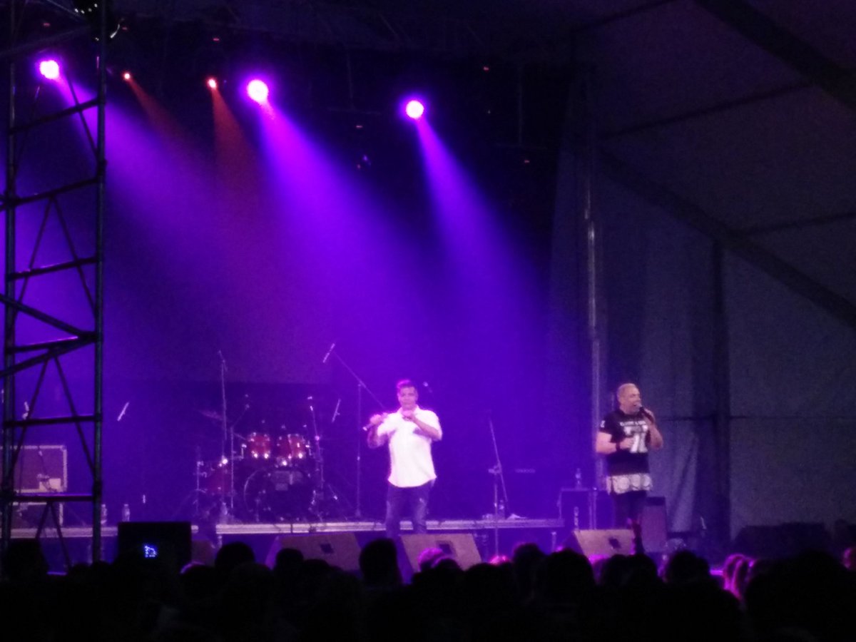 Los hermanos Salazar <a href="/loschunguitos/">Los Chunguitos</a> en su actuación en la Caseta municipal de #feriacaceres feriacaceres.com