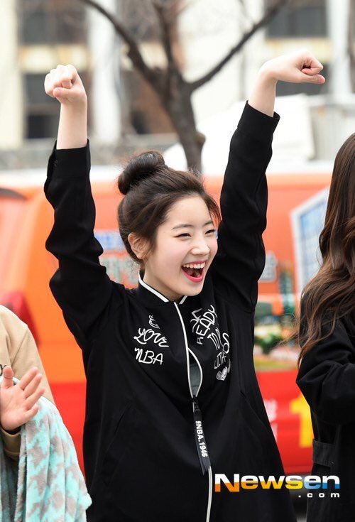 [트와이스] 다현이 생일을 기념하는 JYP 사옥 앞 | 인스티즈