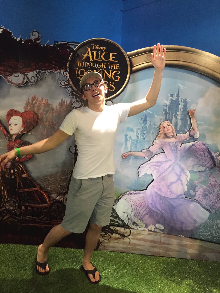 c_maidankine's tweet photo. Alice in Wonderland pop-up shop was perfect ⚜ #winwithtime https://t.co/smxT7EuWbC