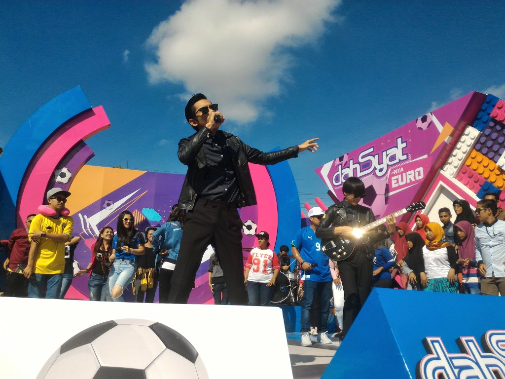 dahSyatMusik789's tweet photo. Keren perform "Hmm Sudah Kuduga" dari @twitchangcuters #dahSyatnyaEuroSurabaya https://t.co/tWtY6jSJr2