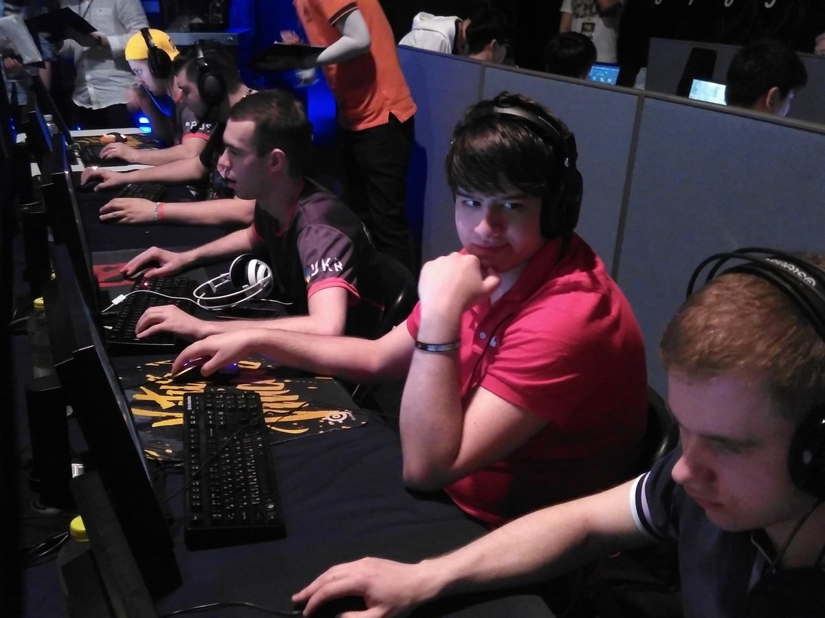 GarenaPBID's tweet image. AoeXe dari Russia #PBWC2016 #FightforIndonesia