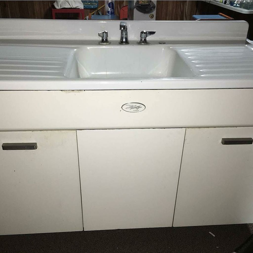 PrioritiesBus's tweet photo. Here's the farmhouse sink we're putting in the bus! #skoolie #busconversion #schoolbus #priorities #prioritiesbus https://t.co/Lf81bn6w8I
