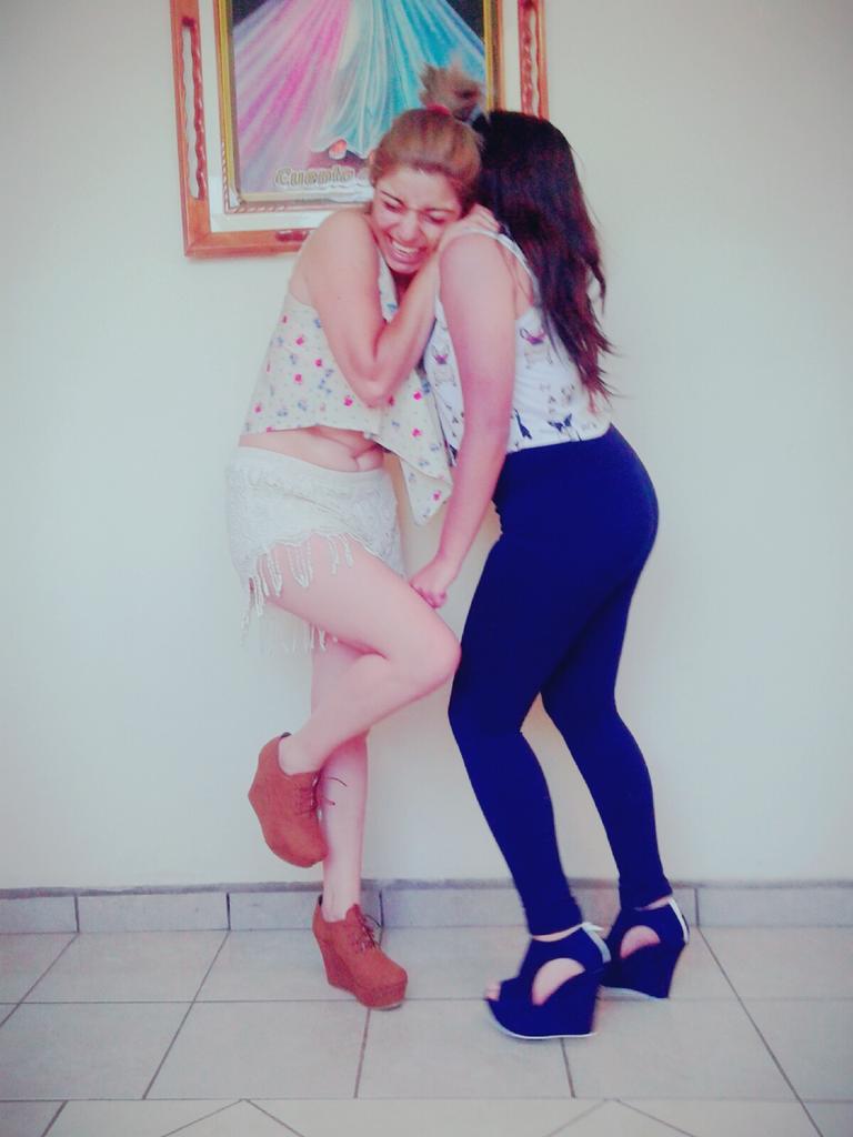 RangelLeslye's tweet photo. #LESGA #GALES 👭❤❤ https://t.co/s1gXvr6gn3
