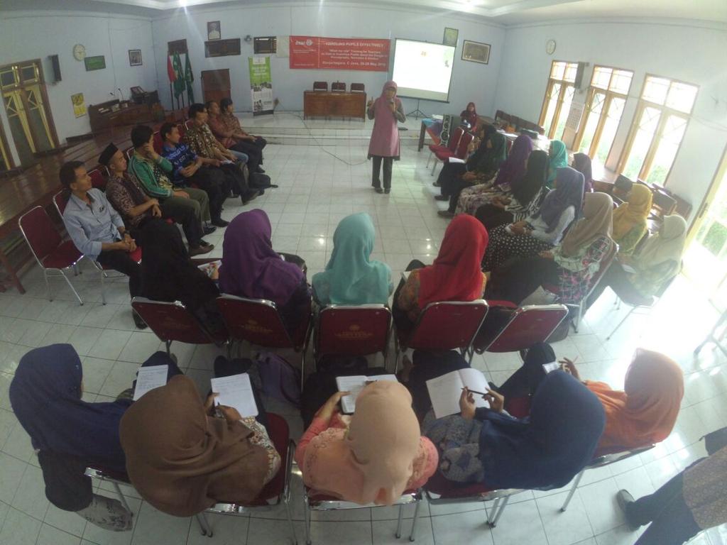 SIPBanjarnegara's tweet image. Penyampaian materi &quot;Paradigma&amp;amp;wawasan Dunia Pendidikan&quot; #teachingskill #gurumuda  #pestapendidikan @Pekan2016