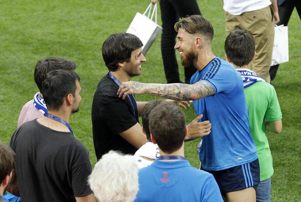 MI_linggau's tweet photo. “@FaktaRMCF: Raul Gonzalez y Sergio Ramos. #UCLfinal #HalaMadrid #APorLaUndecima https://t.co/rzGyqNsQwQ”