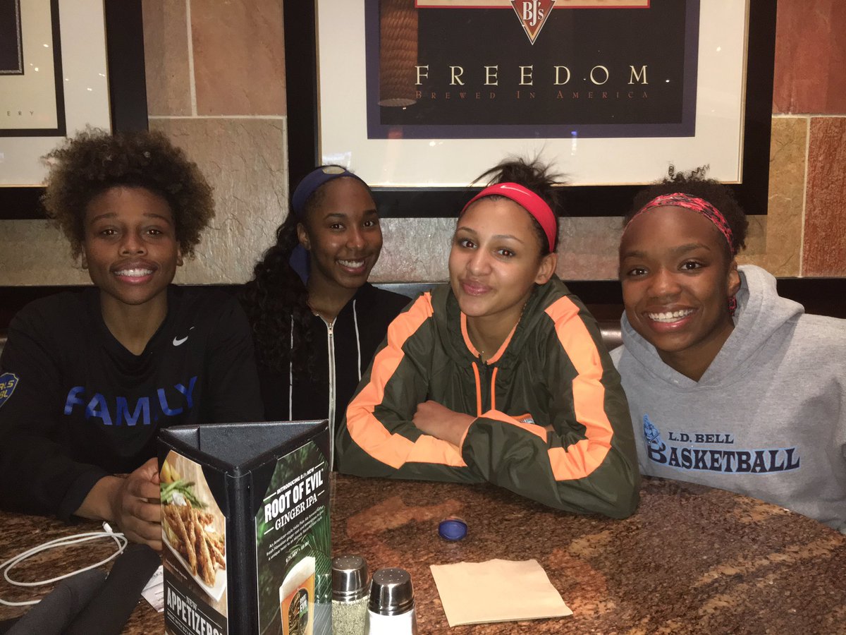 carmelloliver's tweet photo. Texas United players eating after a hard days work! #USABASKETBALL #doWorknation https://t.co/lbjsdXdprv