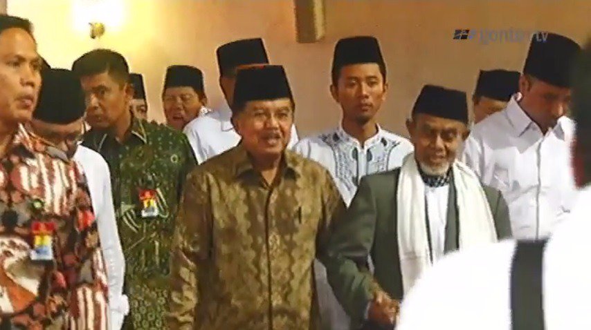 arahdotcom's tweet photo. Wapres @Pak_JK tiba di masjid Istiqlal untuk menghadiri #90TahunGontor. Live now di https://t.co/xbitGVQtr3 https://t.co/1FNyDpebgQ