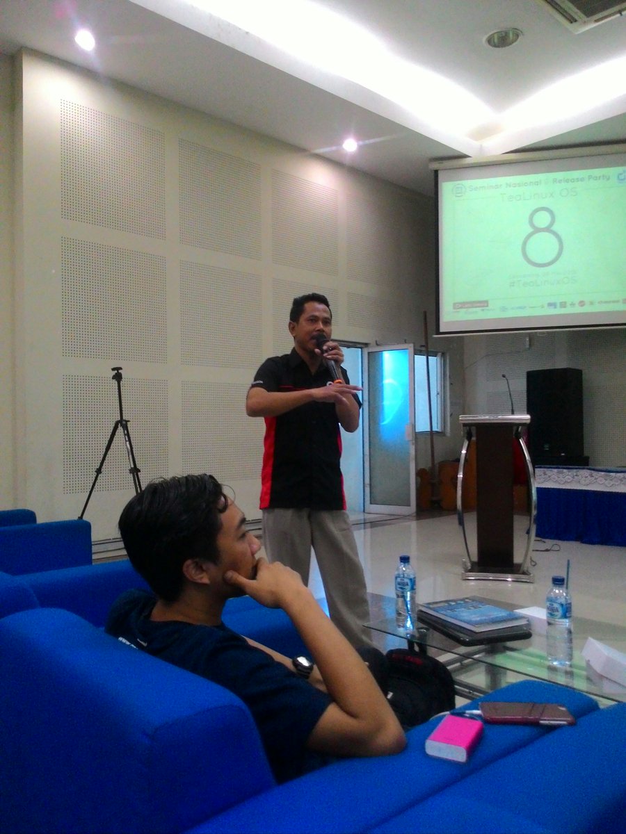 doscomedia's tweet image. Pak Sokibi penulis buku &quot;Desain Grafis dengan @inkscape &quot; dari @BlankOnLinux is here!! #TeaLinuxOS