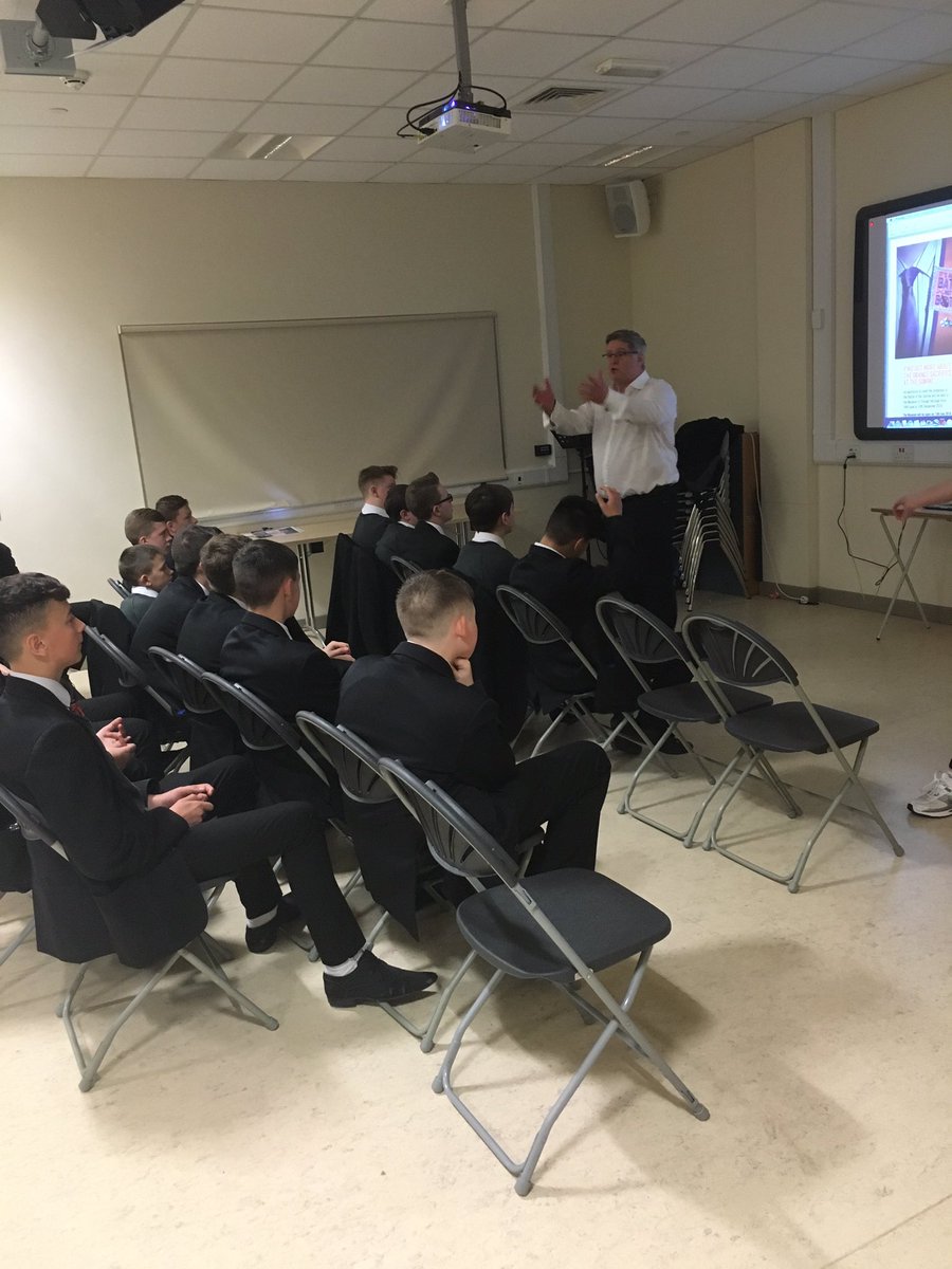 Model_LFLW's tweet image. Year 10 and 12 embarking on a very exciting project about #orangefest with Dan Gordon