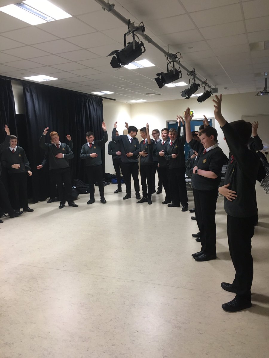 Model_LFLW's tweet image. Year 10 and 12 embarking on a very exciting project about #orangefest with Dan Gordon