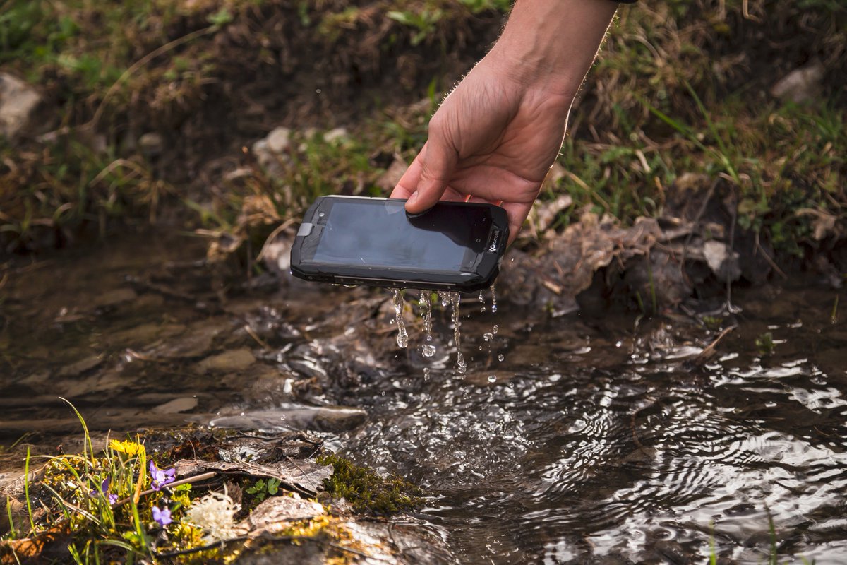 crosscall_es's tweet photo. Si lo tuyo es la #aventura y el #outdoor, te móvil es el #trekkerM1. Resistente, robusto y estanco. #crosscall https://t.co/6mUHbxKpEf