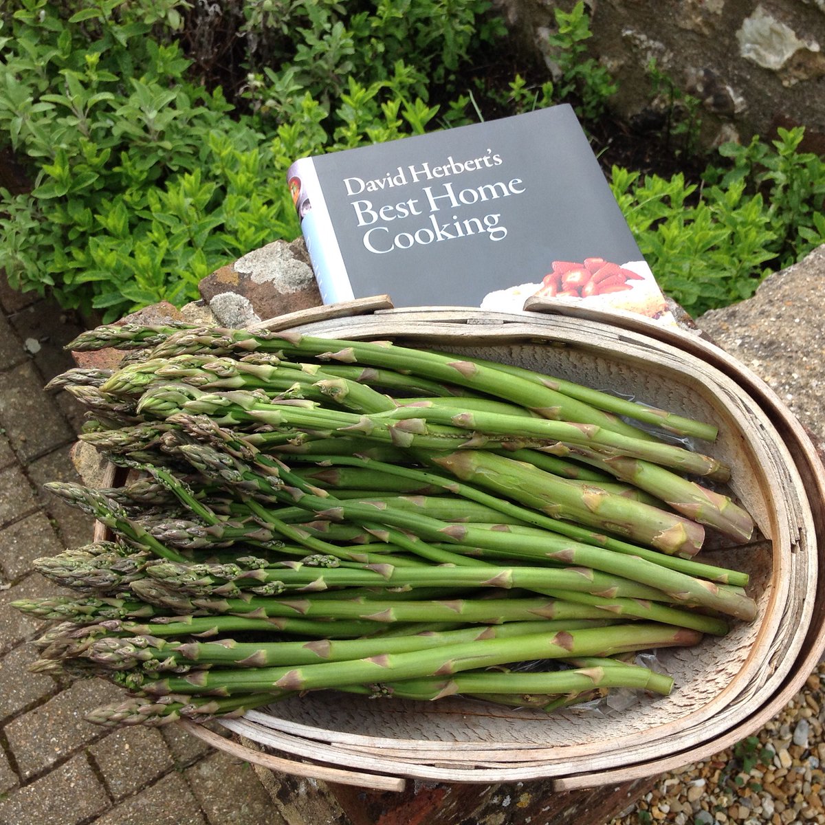 MuchAdoBooks's tweet image. Looking forward to @sussexasparagus tonight (with help from @davidherbert11 ) . . .