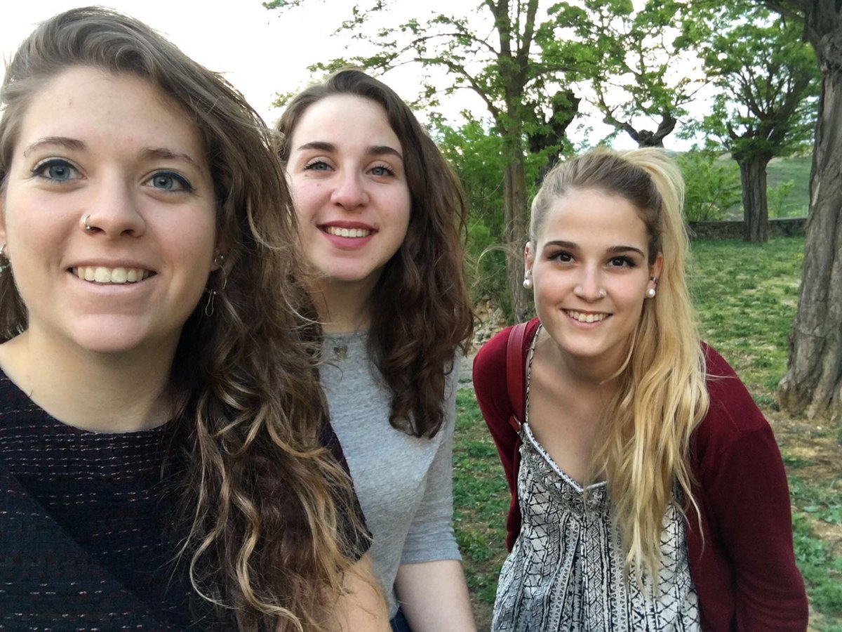 CarmaABC's tweet photo. @elia_bastida @olallagrs 
Las rubias de excursión👣 https://t.co/xr2Hk79GPB