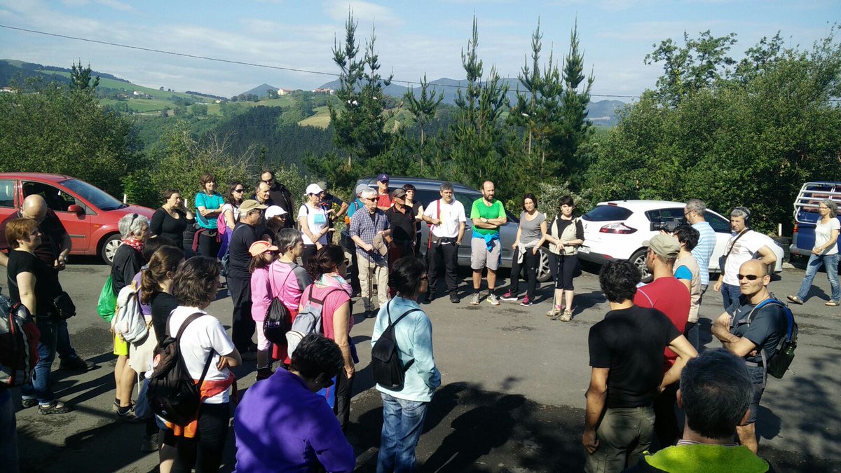 geoparkea's tweet photo. Talde polita elkartu gara Mendata-ko talaiaren indusketa lanak ezagutzeko. Baleak ikusiko ditugu gaur? #EGNWeek2016 https://t.co/7MR9hB0UvK