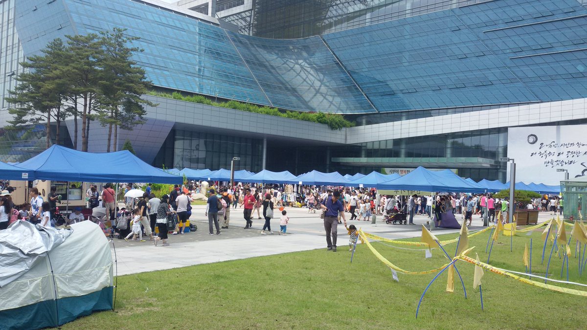 함께하는아름다운세상에서주관하는성남시어린이경제벼룩시장이13:00~16:00까지시청광장에서개최되고있습니다어린이들이경제를체험할수있는좋은기회입니다