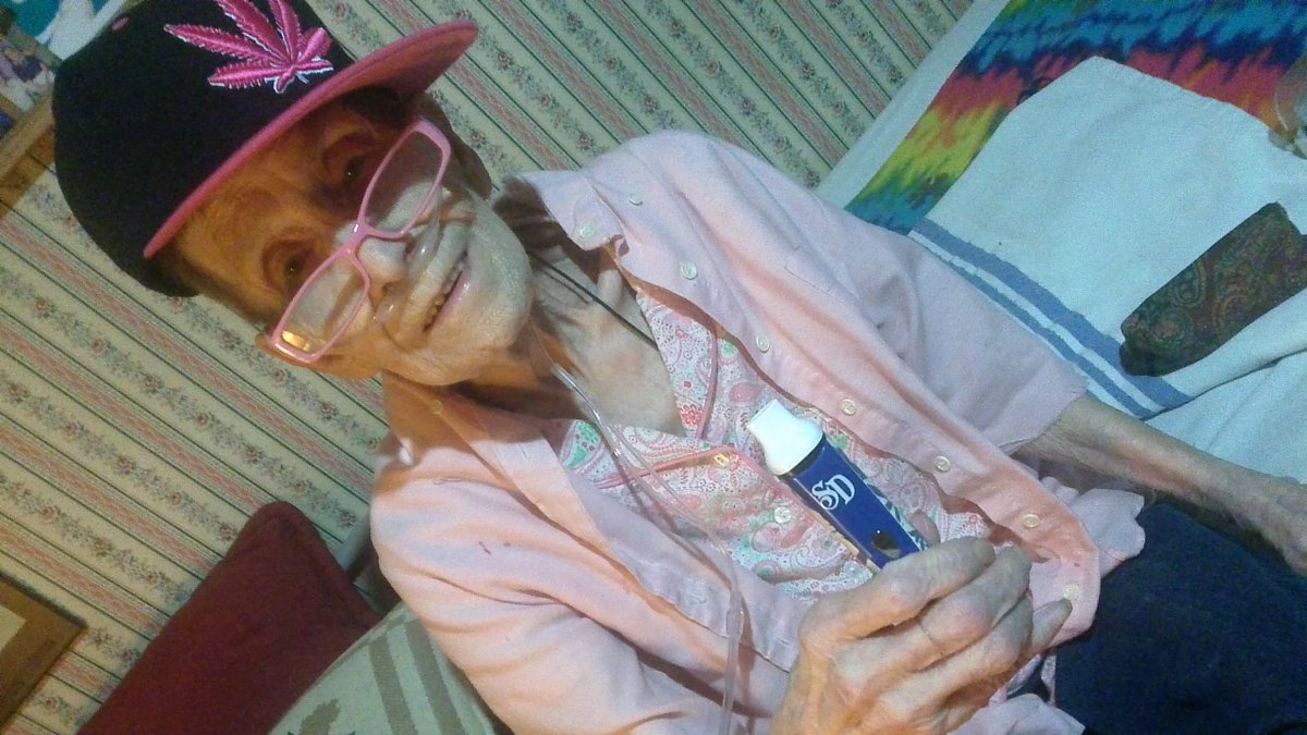 TNotchad's tweet photo. @SnoopDogg A friend of mine wanted me to show you that she really likes your vape I Wouldn't mess with her she is OG https://t.co/iXcmM8esjo