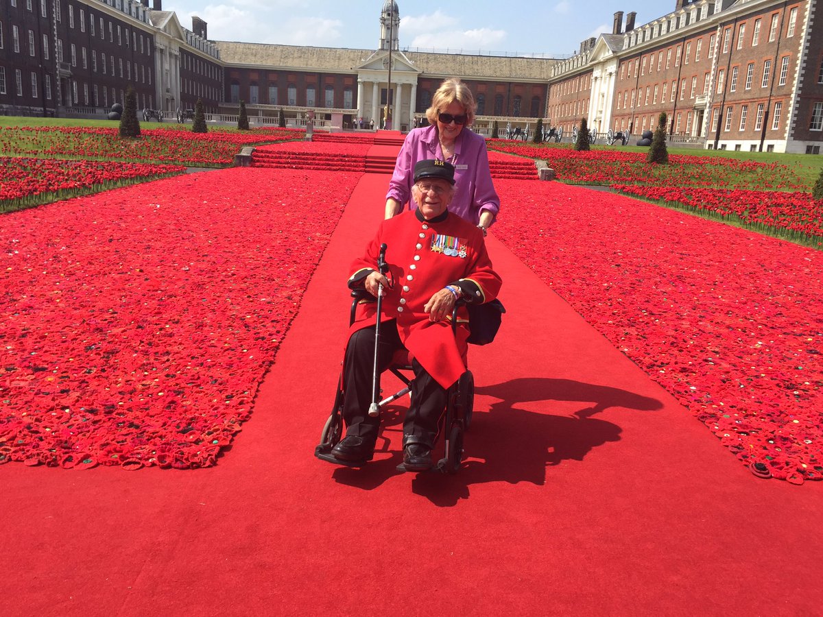 TulipanaUK's tweet photo. Team Tulipana, special day #RHSChelsea #poppy #spectaular #stunningdesigns https://t.co/iOMfTCh6A0