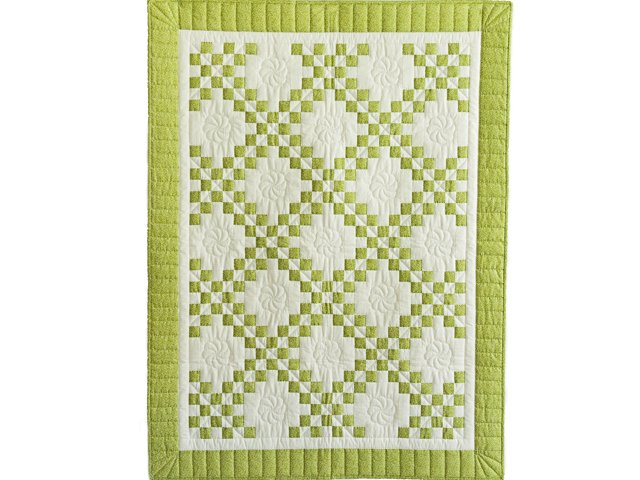 Green &amp; Cream Irish Chain For Sale amishcountrylanes.com/Pages/wh6757.s… #green #irish #irishchainquilt #handmade #amish #quilt