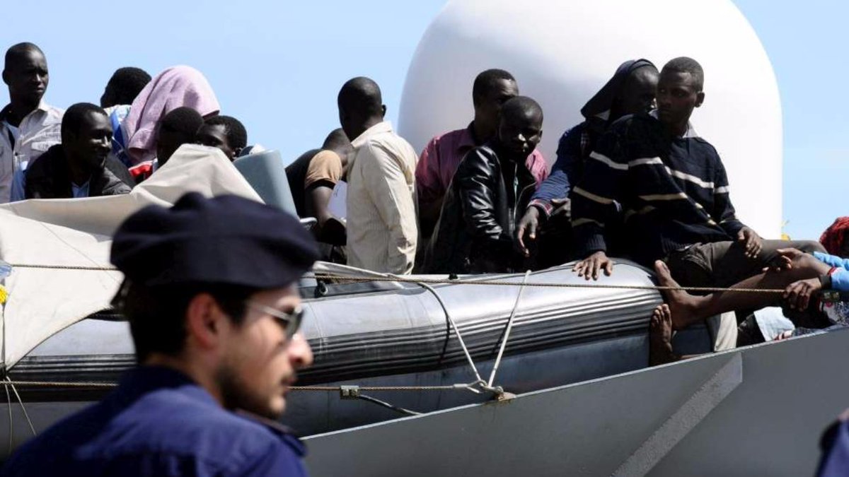 MediasetTgcom24's tweet photo. Migranti, nuovi sbarchi in Sicilia: 900 a Catania, 600 ad Augusta #Migranti https://t.co/vAF095hscs https://t.co/fQB9nuApMz