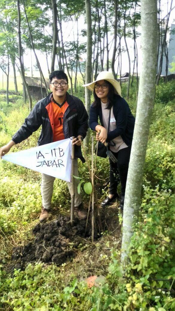 Mendukung IA ITB 76 dalam gerakan Hijaukan DAS Citarum.