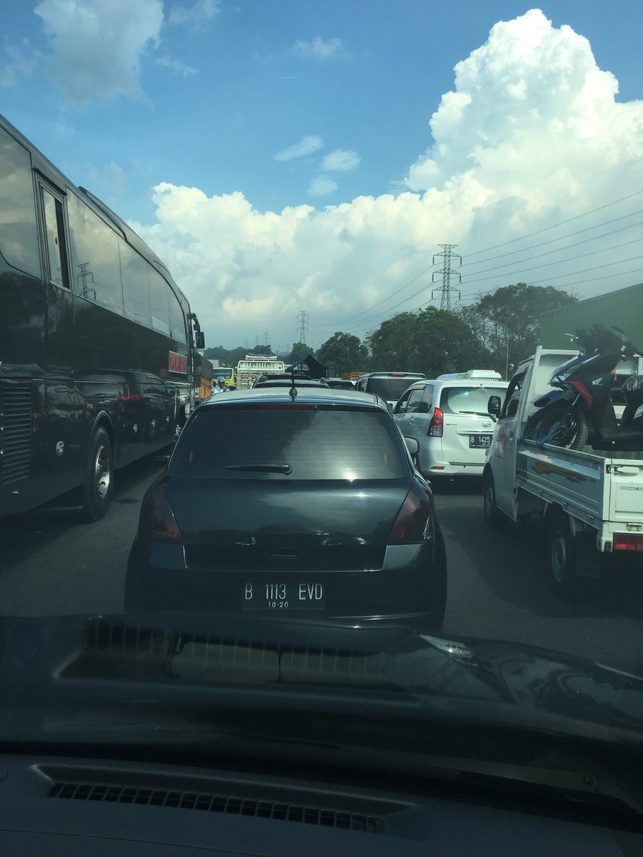 hendritajuni's tweet photo. @TMCPoldaMetro hi TMC, jalur ke puncak sedang ditutup, kapan jadwal bukanya? https://t.co/Nm5visLwSh