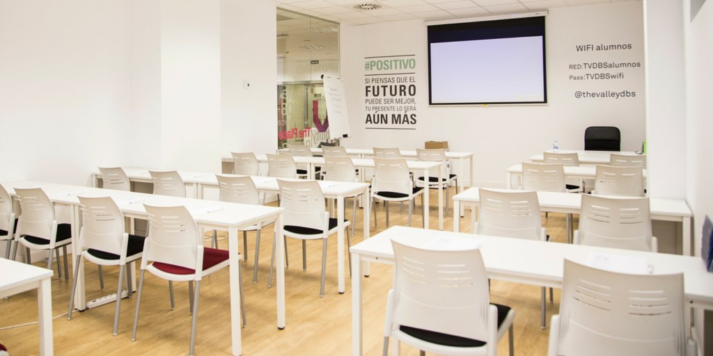 TheValleyDBS's tweet photo. Hoy clase de #IoT con @JavierSirvent #MDB8 #TheVallians https://t.co/BejQQBtS2R https://t.co/D1Lb3MqxNK