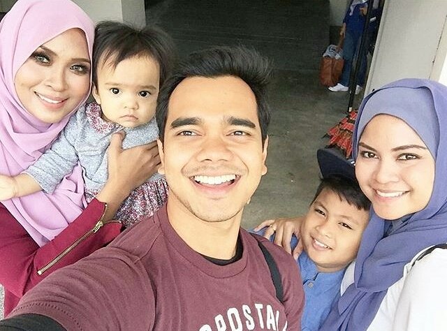 DSHKPMS's tweet photo. Bts...😂😂 .comel kan diorang ni..
#diasemanishoney
#diasemanishoneyRaya https://t.co/uuQckItWLw