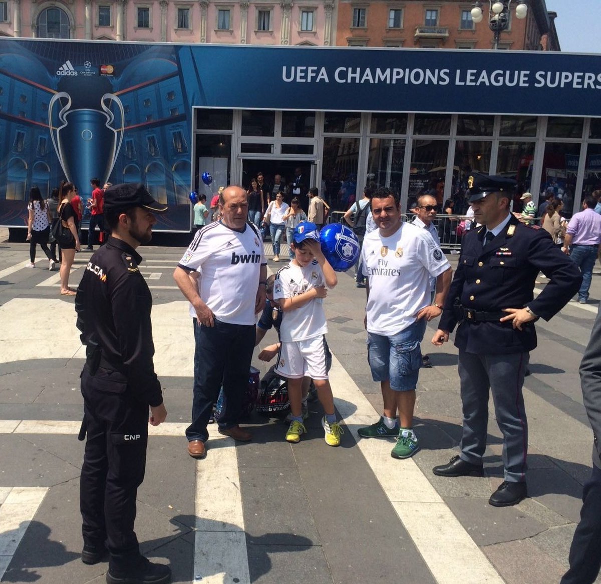 policia's tweet photo. Hoy #España está en #Milán, seamos ejemplo de deportividad, respeto y tolerancia. #UCLfinal @realmadrid  @Atleti 👌 https://t.co/We9zPh3Q5Z