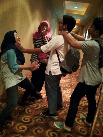 AndiniDNRD's tweet photo. Act like vampire ! Scare https://t.co/x0PZJJqY78