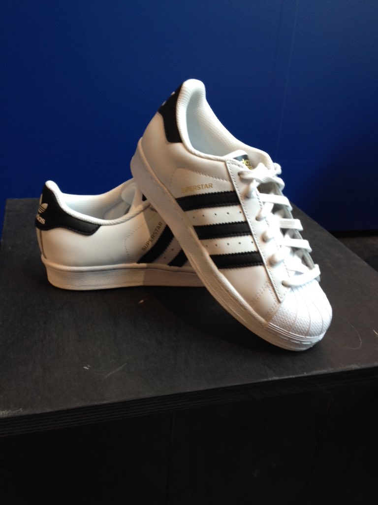 LlsLiffeyvalley's tweet photo. Back in stock! White and black superstars sizes 3-5.5  😎😎#AdidasOriginals #Superstars @atLiffeyValley https://t.co/UAC9b3zO6q