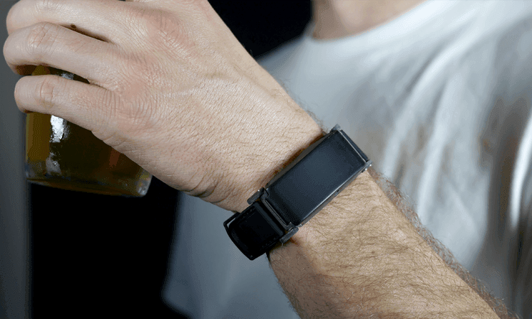 thevouofficial's tweet photo. Slap on the wrist: can new wearables help tackle problem drinking? https://t.co/Eb7MhRsxyQ #IoT #WearableTech https://t.co/a20RHyYJ3L