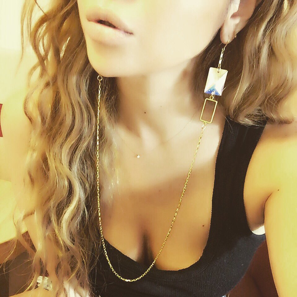 Auraxxxxx's tweet photo. NaNaちゃんが作ってるピアネックレス。
しかくいの。
かわいい。
#ALOHAdiamonds #NaNa #thx #love #inspiration #square https://t.co/JiDNHarVAp