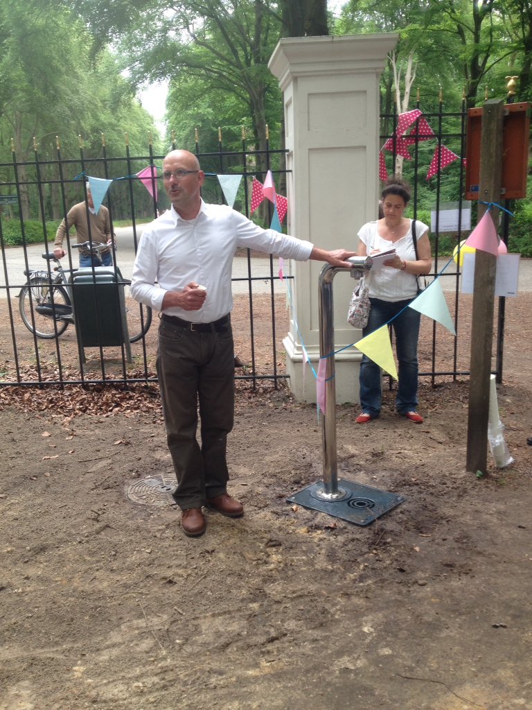 Voorzitter dorp en natuur Amerongen Leersum houdt praatje bij de nieuwe waterpomp bij kasteel #Broekhuizen.