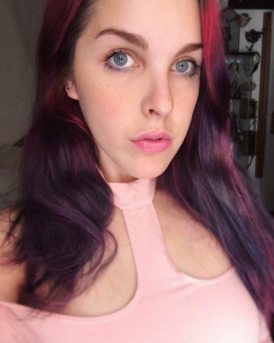 After the blue, and the purple... Back to red! https://t.co/n1W42icp8q<a href="/tag/selfie"class="tags"><span>#selfie</span></a>