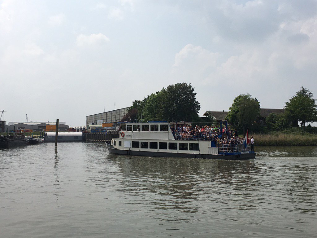 Daar komt weer een volle boot aan! #dwalen #waal