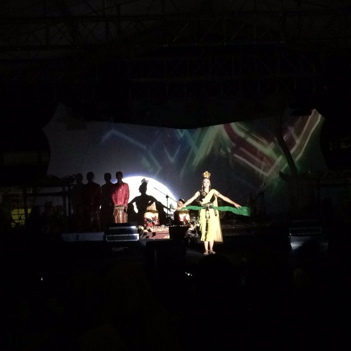 Satwikasunda's tweet photo. LSS ITB mempersembahkan tarian khasnya yaitu Tari Darmayu

#Satwikasunda https://t.co/C4A4e2dLNh