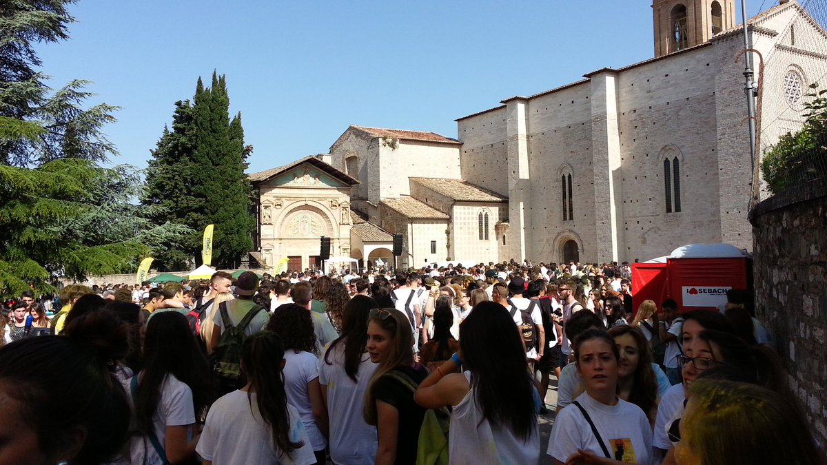 perugia2016's tweet photo. #perugiAttiva #colorrun 2016... 7.000 ragazzi per #perugia2016!
#CIG2016 #capitaleitalianadeigiovani https://t.co/DkGsWT4H7F