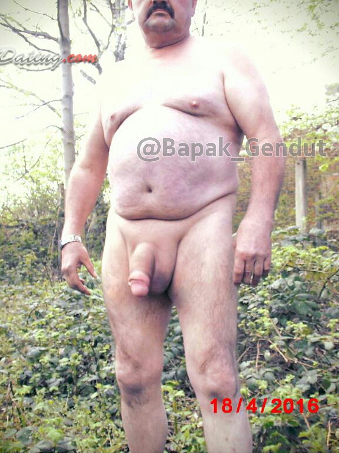 Bapak Ndut on X: nih foto sepertinya dijepret baru sebulan yg lalu (kakek  pose bugil di hutan) t.coO44xDZ7Bro  X