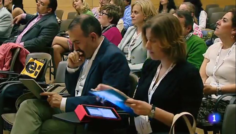 PrensaUNIR's tweet photo. VIDEO 300 profesores de @UNIRuniversidad se forman en #UNIRCITES min 14:02 https://t.co/tVxQukx2n2 vía @RTVELaRioja https://t.co/YvFUfxmdrp