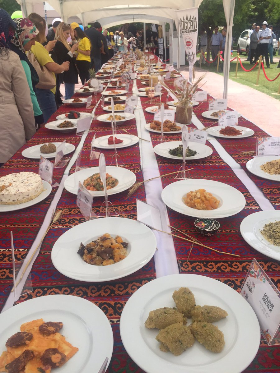 AbbasGucluTR's tweet photo. Gaziantep'te Bulgur Festivali'ne uğradık. Bulgurdan 101 çeşit yemek yapılıyormuş.!Suşi ve tatlı bile vardı #Bulgur https://t.co/xE8GtFNmN8
