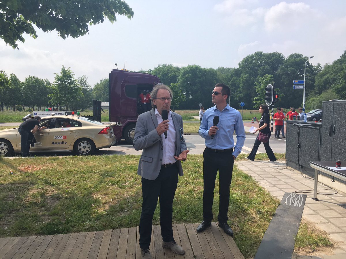 Voertuigen die met elkaar communiceren. Wat gaat dit betekenen voor weggebruikers? Ton Hendriks legt 't uit op GCDC.