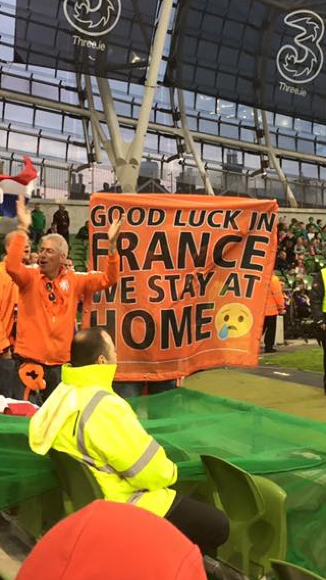 moefoe87's tweet photo. Top gesture from the #Netherland Fans last night.. Sportsmanship at its finest 👌🏼 #IreVHol #EURO2016 🇮🇪 https://t.co/jODvpXxr20