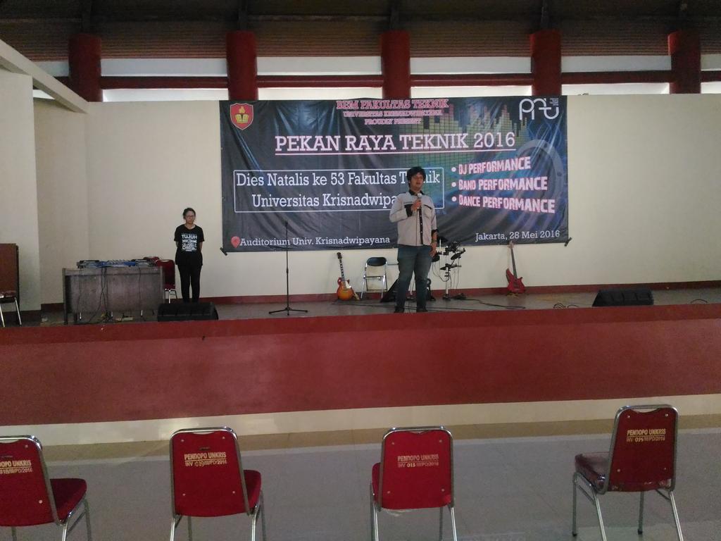 Sambutan dari ketua pelaksana dalam pembukaan acara musik PRT 2016,segera ke auditorium guys !!