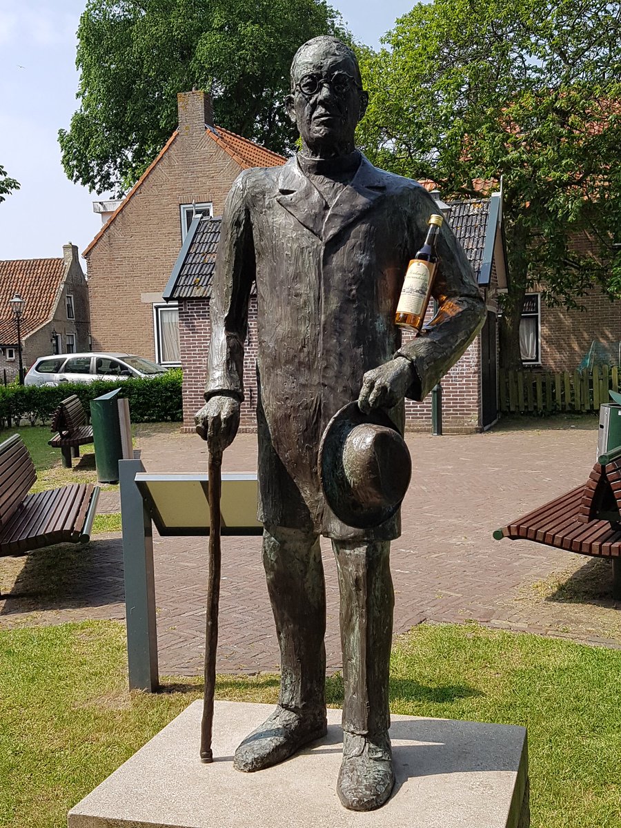 Gerco74's tweet photo. Standbeeld Kardinaal de Jong voor en na ons bezoek π zo te zien lust hij ook wel een #Amelander #Commandeurtje https://t.co/vtlvZXHPVU