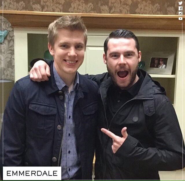 BallumClayden's tweet photo. #Robron Starting To Wonder If this is Theme Park Date BC Robert is wearing the same clothes in Tuesdays EP + https://t.co/U0JA9JfVJ1