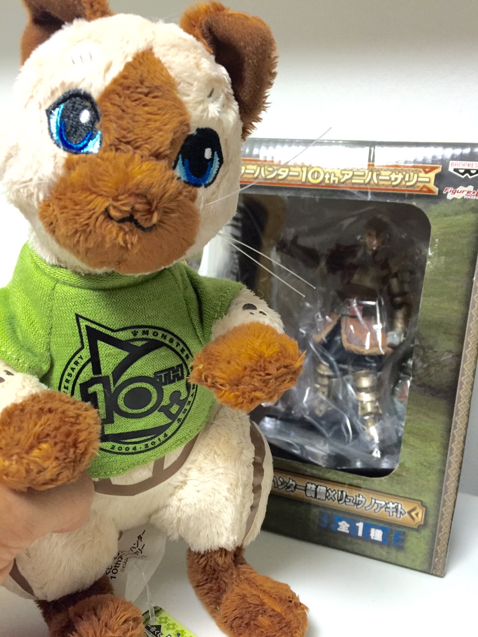 Mw岩井 機動戦士ガンダム 宇宙世紀vs 現代科学 重版 Sur Twitter Mhx 狩友の Blacksam Mh ちゃんから届いた 一番くじ モンハン10周年 のアイルーぬいぐるみと ハンター装備 大剣リュウノアギトのフィギュア あとは クレーンゲーム景品のブラキディオス