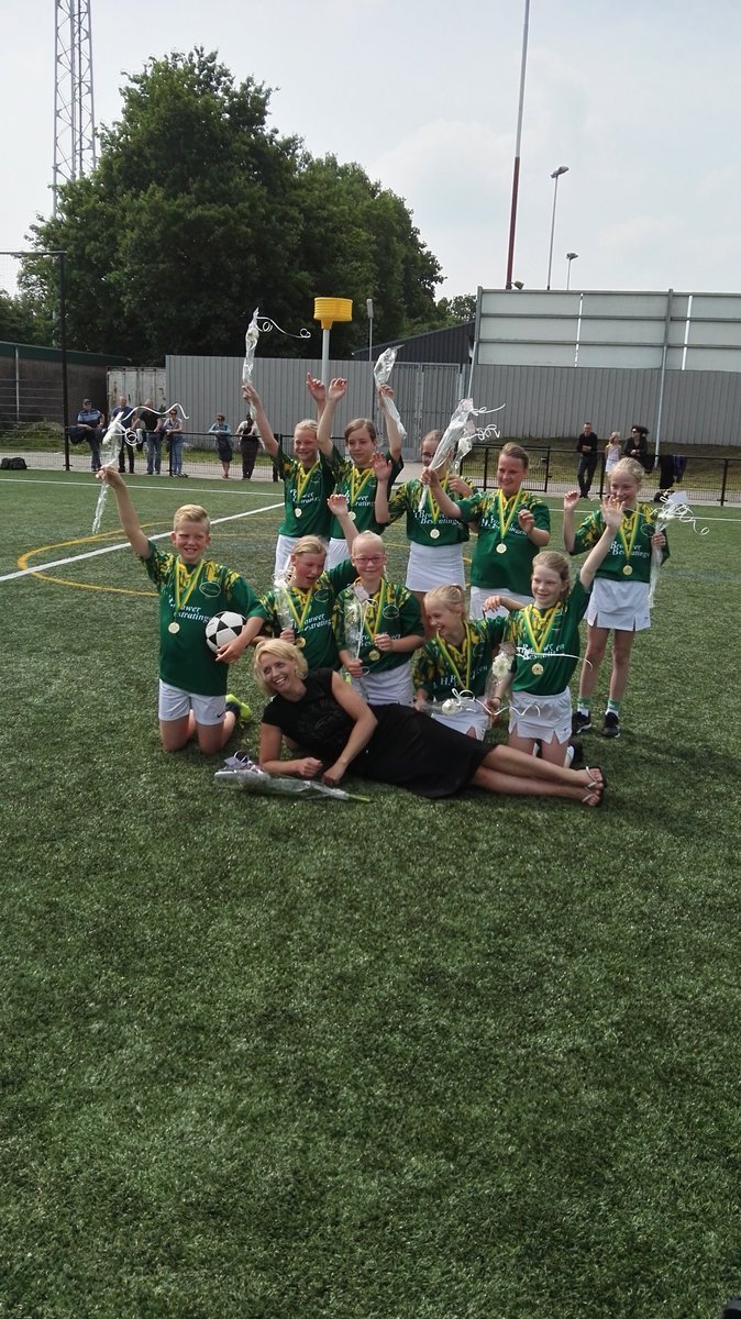 Auke_d_vries's tweet photo. Dit ploegje kv harkema D1 is joed gewoan even kampioen wurren @KVHarkema @JCKVHarkema #kampioenen https://t.co/6yNVMYwoXc