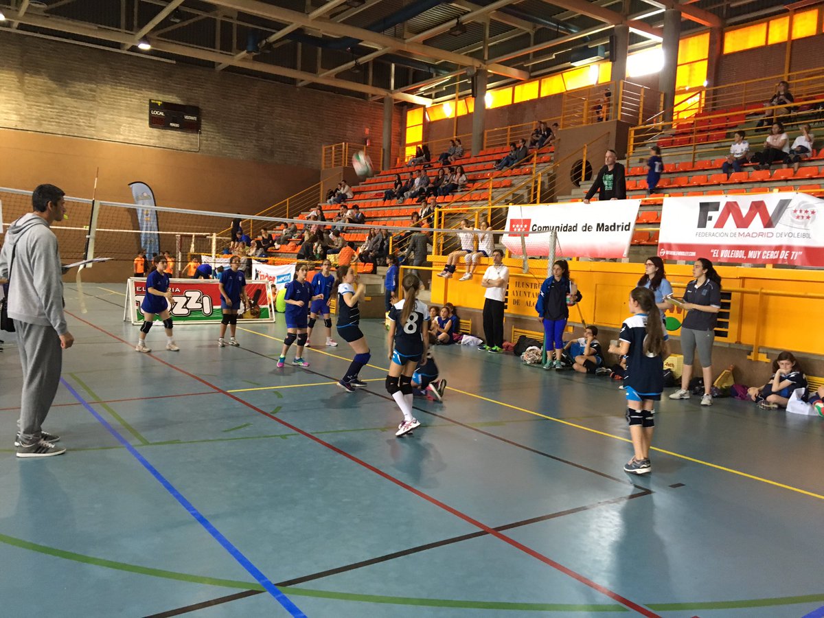 AlcorconDeporte's tweet photo. Los jugadores/as del @cuvalcorcon #Alcorcón hoy en el #MiniVoley2016 de la @FMadridVB en Los Cantos @AytoAlcorcon https://t.co/DroMVl3oyv