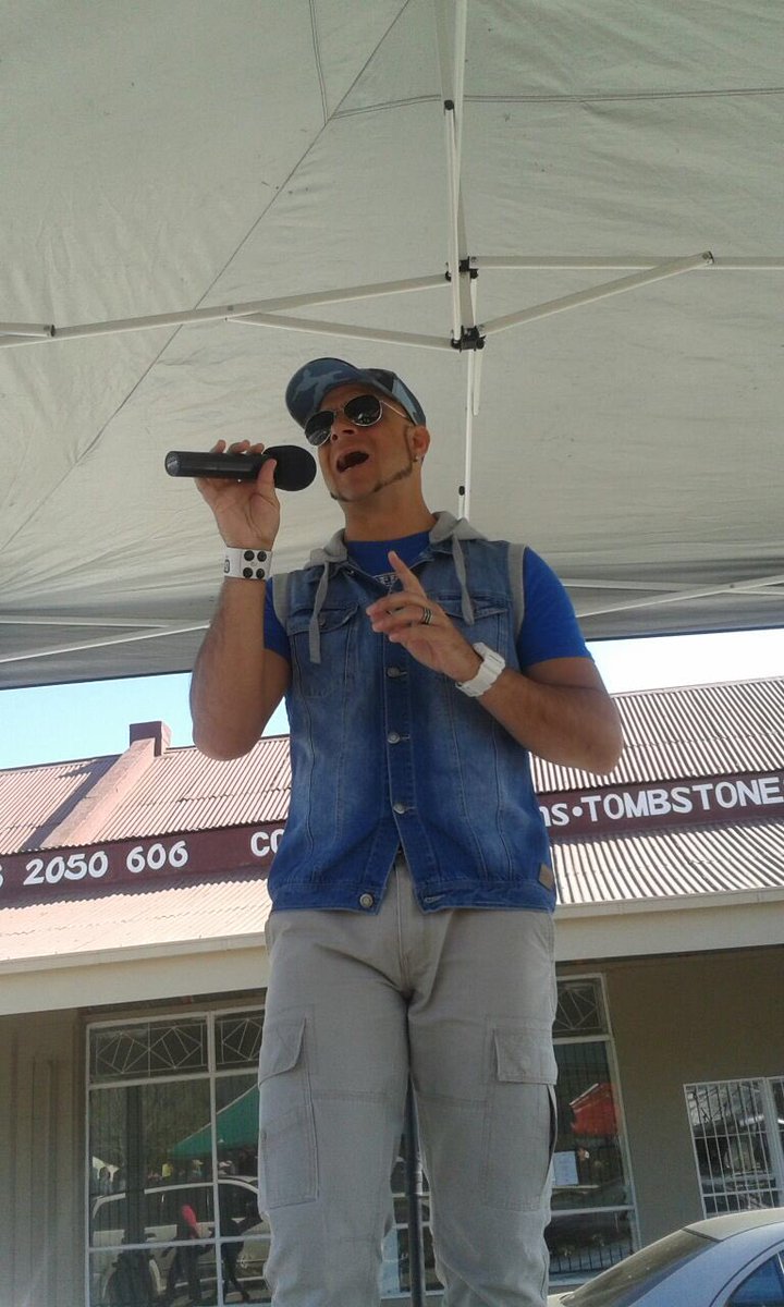 DuaneLouw's tweet photo. LEKKER Koffiefontein Boeremark!!! Die plek het gees!!!!!!@360musiek @SAFeeste @smashingpromo @VonkMusiek @kykNETNOU https://t.co/NASsjE9yFA